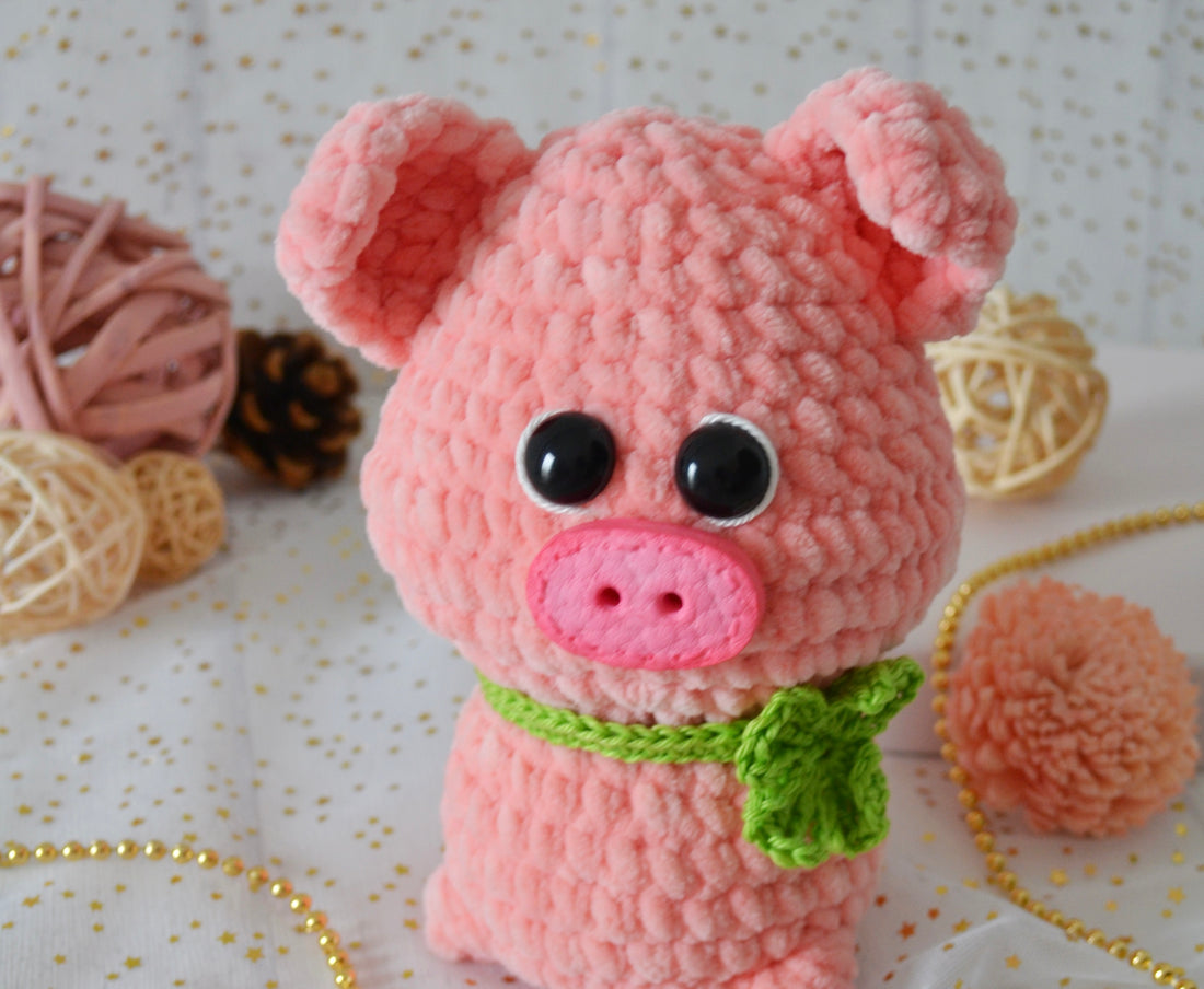 Gehäkelte Schweine aus verschiedenen Garnen in Rosa.