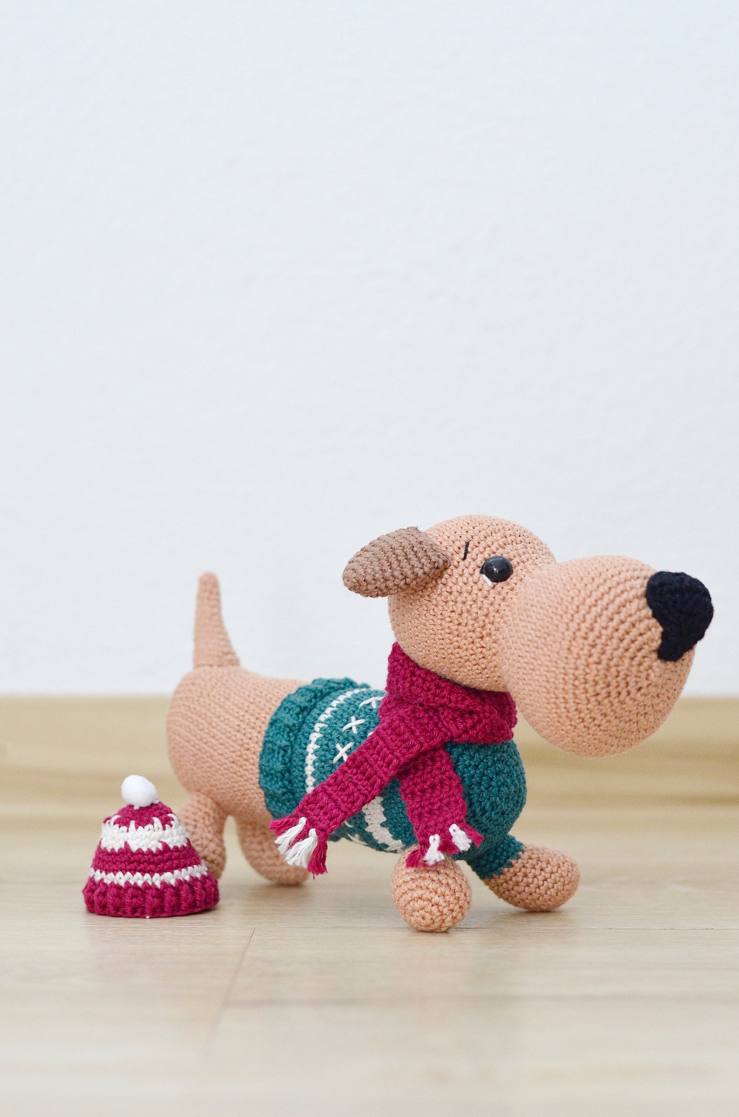 PDF Häkelanleitung Winterhund Juri Amigurumi auf Deutsch, Englisch und Spanisch