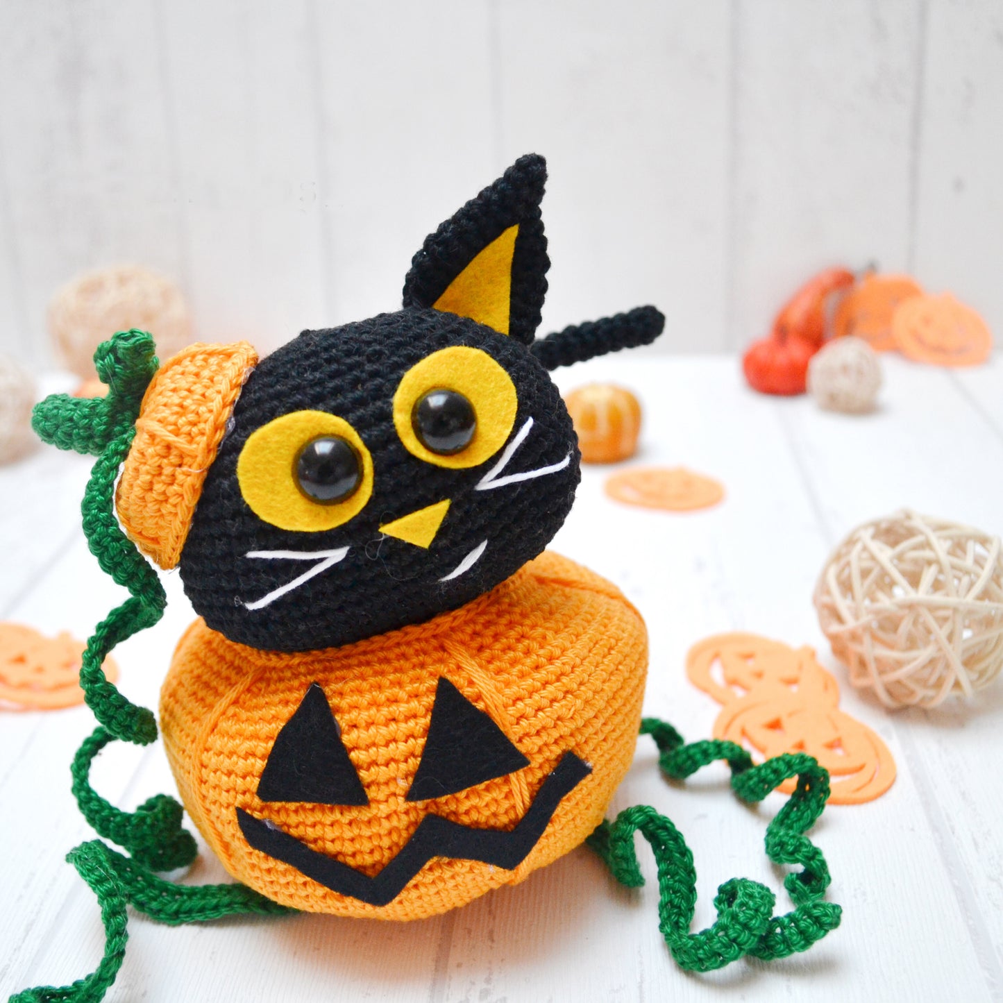 Salem im Halloweenkürbis PDF Amigurumi Anleitung Deutsch