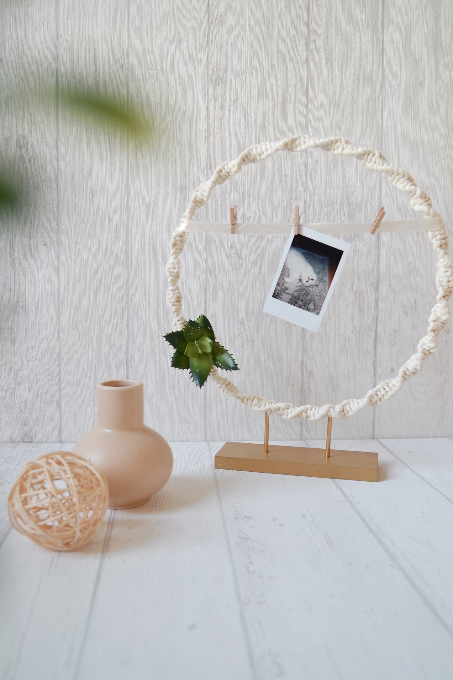 Cadre photo en macramé avec base dorée