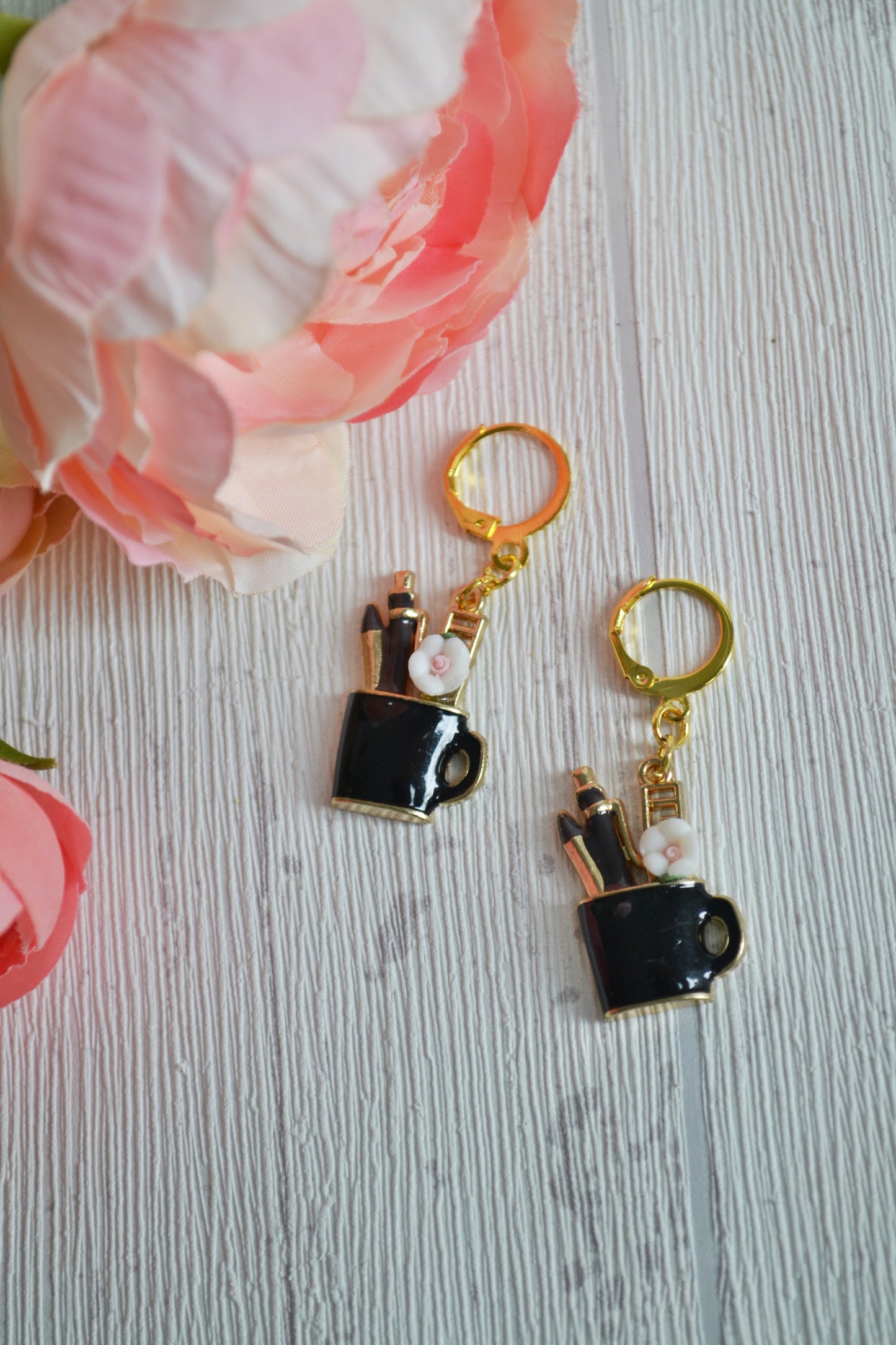 Tasse avec marqueurs de points de stylos