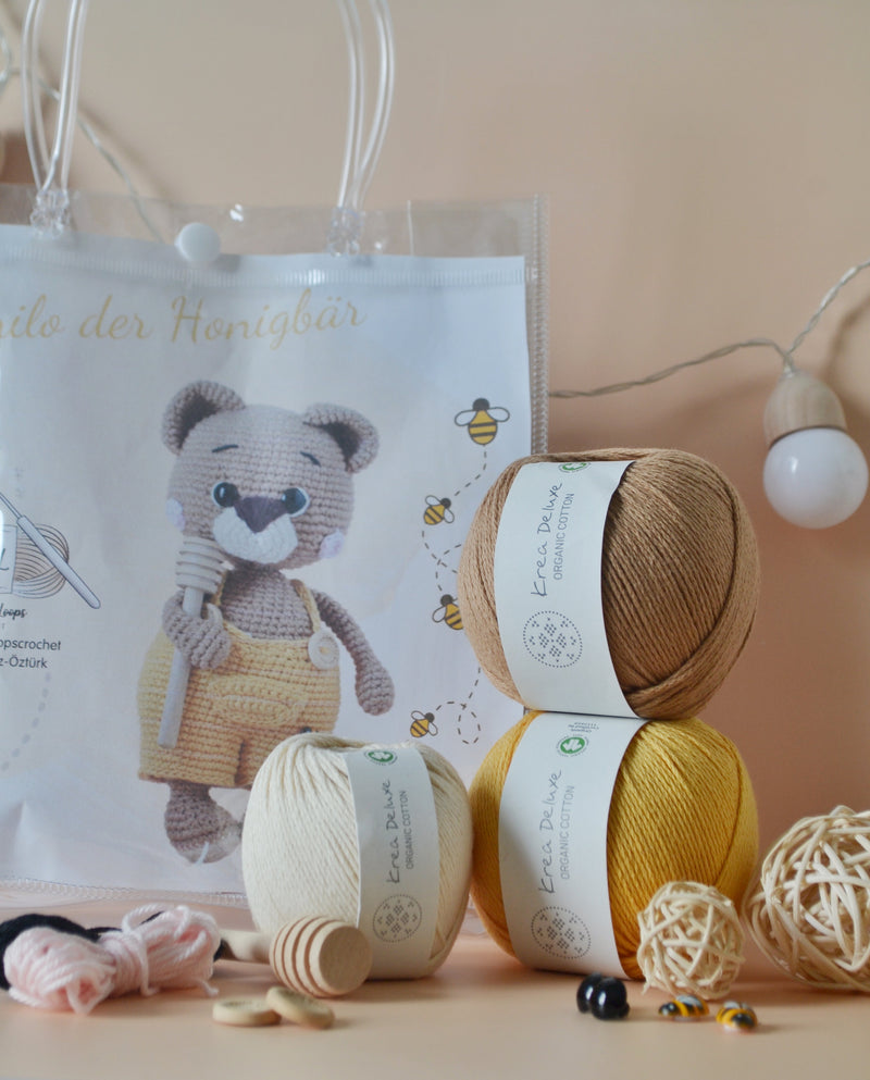 Honilo Häkelset Inhalt mit Krea Deluxe Organic Cotton, Bienen, Honiglöffel und der Projekttasche