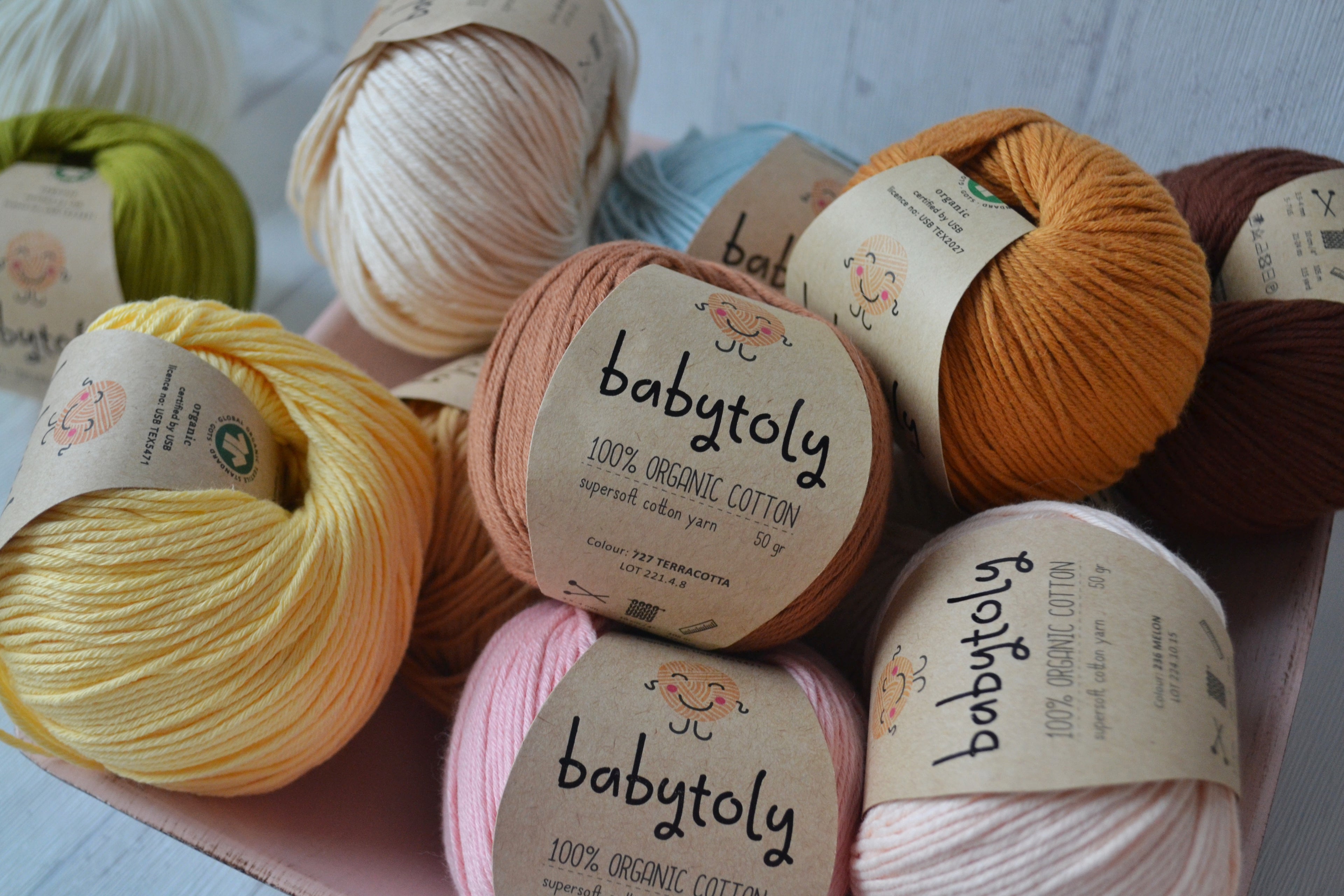 Eine Schale voll mit verschiedenen Farben Babytoly Garn. Nahaufnahme. 