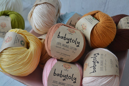 Eine Schale voll mit verschiedenen Farben Babytoly Garn. Nahaufnahme. 