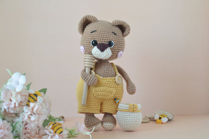 Honilo der Honigbär mit Löffel in der Hand und Honigfass daneben, Blumen, Bienen und Holz