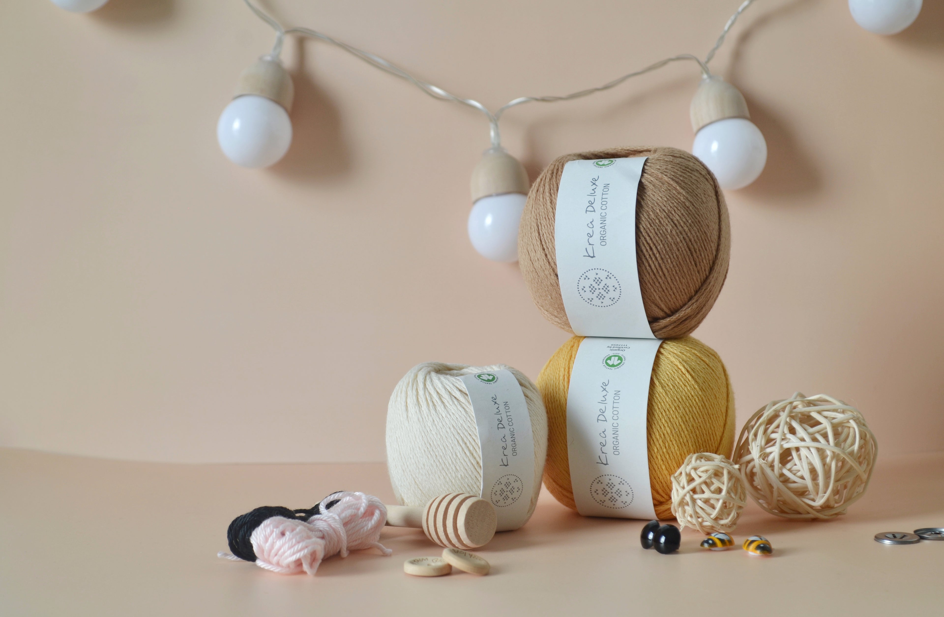 Krea Deluxe Organic Cotton, kleine Garnmengen, Holzknöpfe, Honiglöffel und Sicherheitsaugen, gesamter Setinhalt