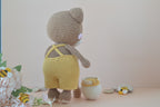 Honilo der Honigbär von Hinten mit Honigfass, blumen und bienen 