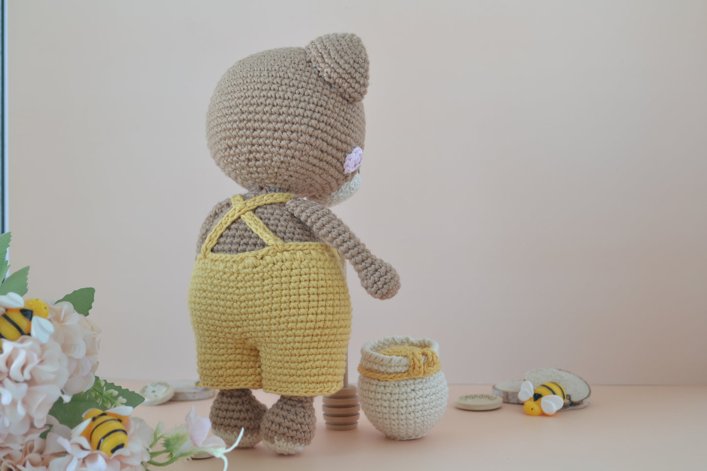 Honilo der Honigbär von Hinten mit Honigfass, blumen und bienen 