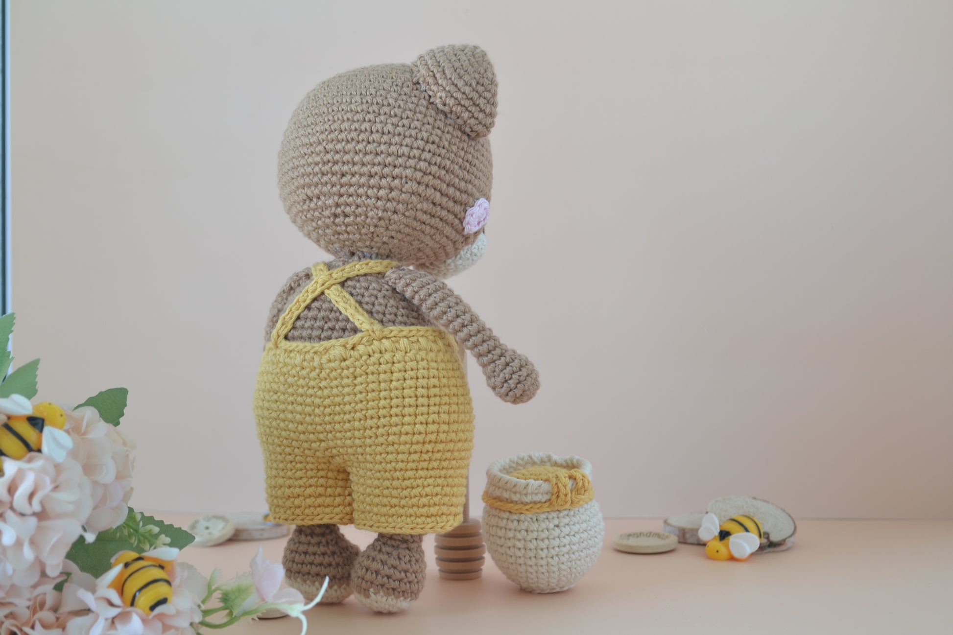 Honilo der Honigbär von Hinten mit Honigfass, blumen und bienen 