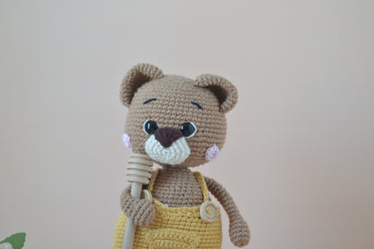 Honilo der Honigbär Portraitaufnahme mit Honiglöffel in der Hand