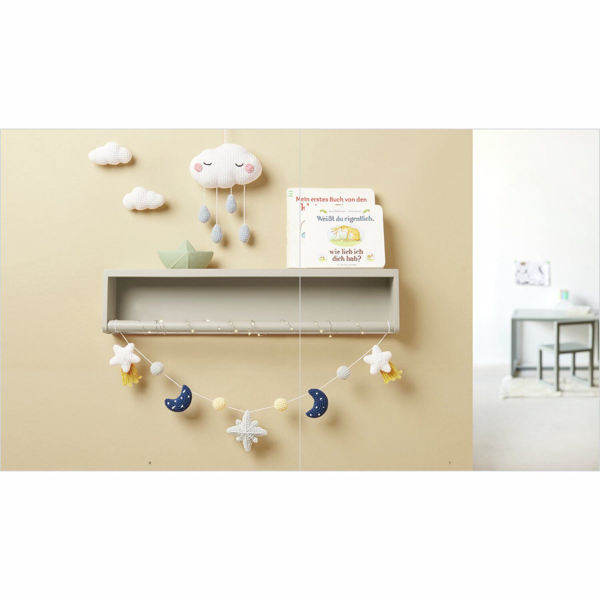 Die Sterne, Kugeln und Monde sind diesmal an eine lange Schnur zusammengefügt und bilden so eine schöne Girlande fürs Kinderzimmer. Diese hängt Beispielhaft auch an einem Kinderzimmerregal, über dem Regal hängt die Regenwolke mit den 4 Tropen und zwei weitere kleine Wolken. 