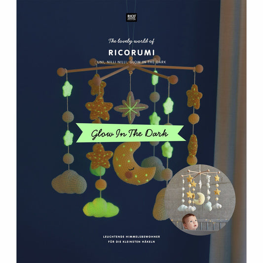 Cover des neuen Ricorumi Anleitungshefts Glow in the Dark mit Anleitungen für ein Mobile, die an einem Mobile hängen und im Dunkeln abgebildet sind. Die kleinen Details wie Sterne, Wolken und die stickereien auf den Monden und Sternen leuchten sanft. Es ist in klein auch das gleiche Mobile in Tageslicht abgebildet. Verwendet wurden sanfte Töne wie Pastellgelb, Hellblau und Creme. 
